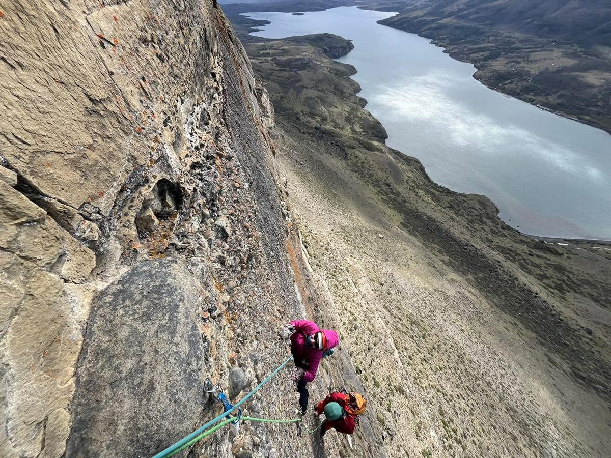 Cordada en ruta de varios largos con vista al lago, macizo Paine