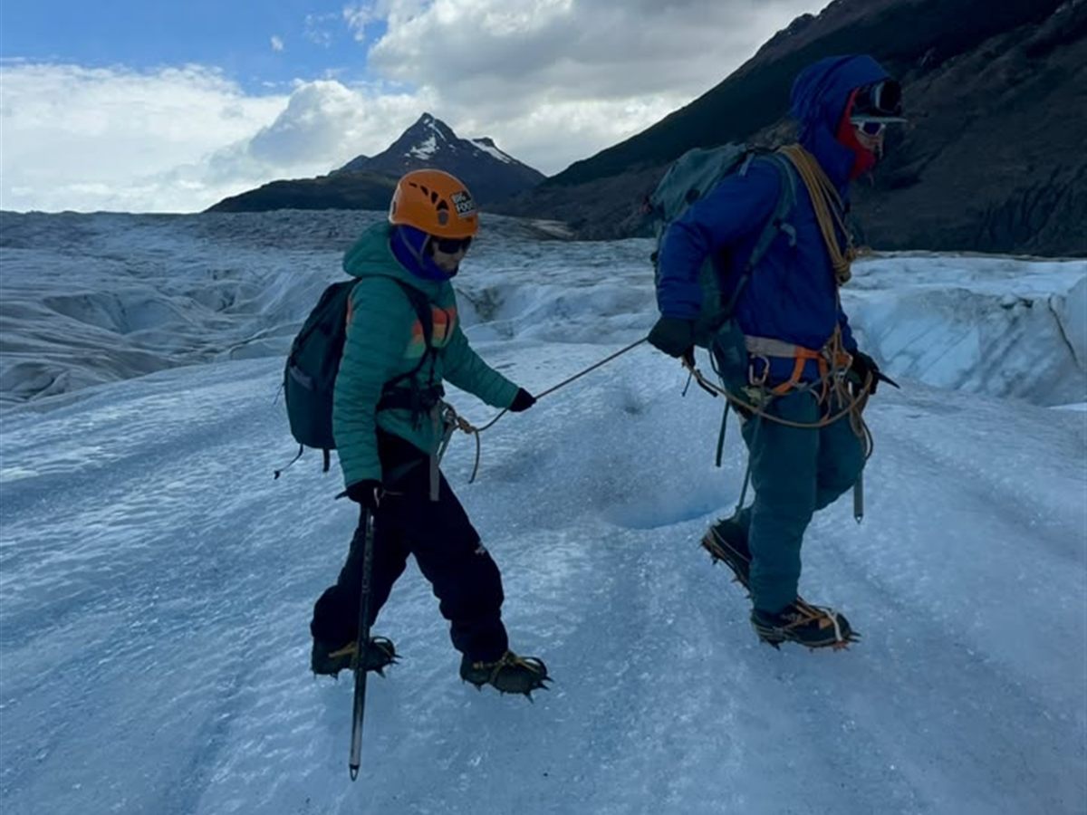 Cordada cruzando el glaciar encordada hacia el macizo Paine
