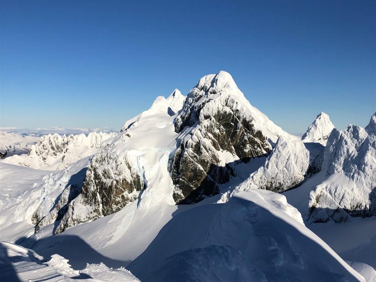 Panorámica de cumbres nevadas de la Patagonia desde la altura