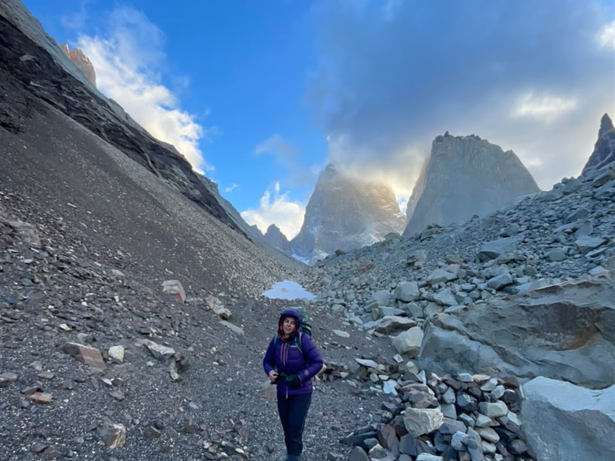 Excursionista aproximando hacia las torres de granito al amanecer, Torres del Paine