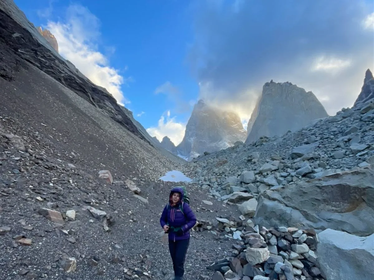 Excursionista aproximando hacia las torres de granito al amanecer, Torres del Paine